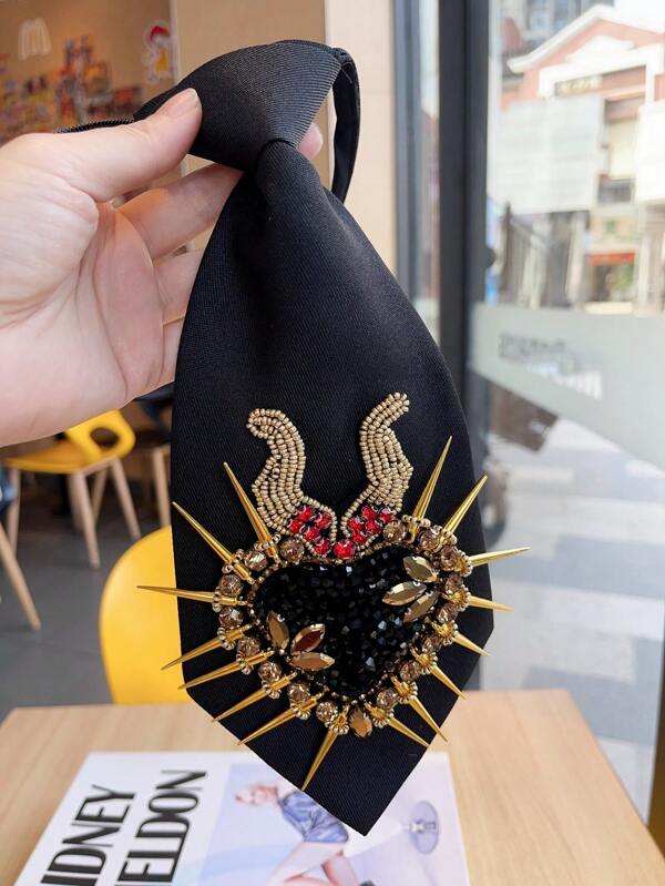 1 Stück schwarze Fliege aus Polyester mit herzförmigen Strass- und Kunstperlen-Verzierungen, glänzendes Charm-Halsketten-Accessoire für Party, Bankett und formelle Anlässe