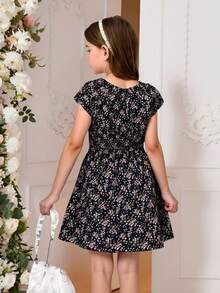 Vestido corto con estampado floral, botones decorativos y cintura fruncida, ideal para celebraciones, sesiones especiales o salidas chic durante primavera y verano - Azul Marino - Ver 2