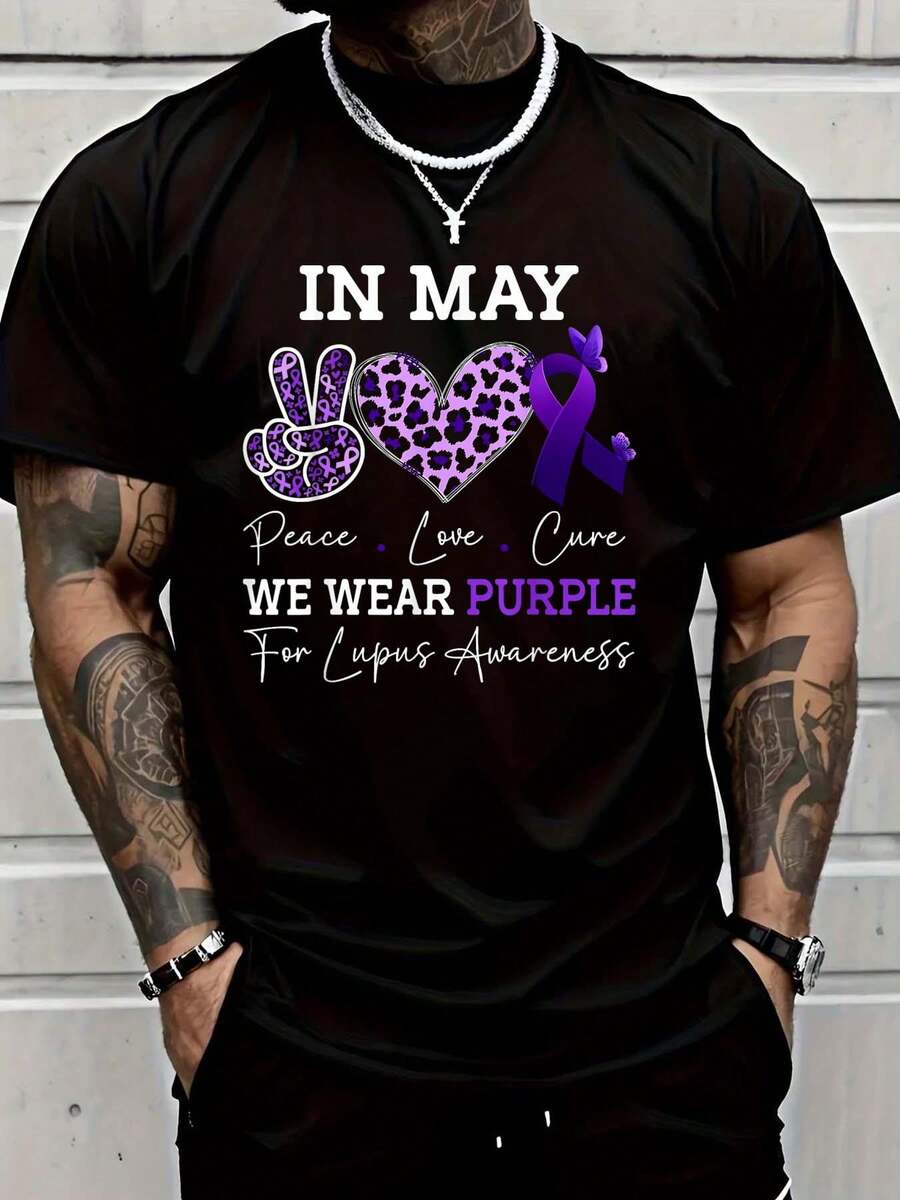 Camisa 100% de algodón negra con el mensaje "En mayo usamos púrpura" y el lazo de concientización sobre el lupus en color púrpura - Camiseta de lupus para hombres - Negro - Ver 1