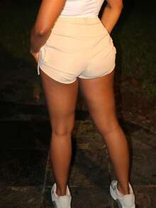 Steph T Short cargo de cintura alta color caqui con detalles de cinta, bolsillos con solapa, espalda elástica, shorts casuales cómodos de verano, estilo de moda para mujer del Y2K Rave - Caqui - Ver 6