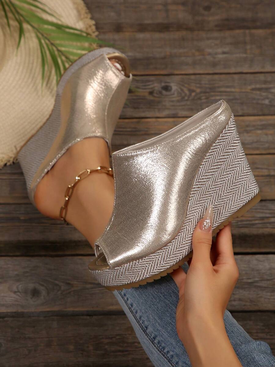 新款草编坡跟绳编日常女凉鞋，黑色高跟厚底露趾鞋，春夏穿搭