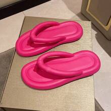 1 Pair Of Ladies' Thick Soled Sweet Flip Flops, Solid Color Sandals