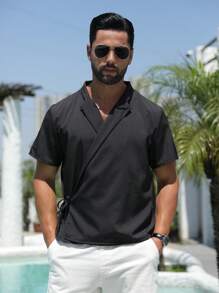 Short de bain pour homme - Noir - À manches courtes et ouvert par l'avant : Idéal pour la plage et le bord de la piscine