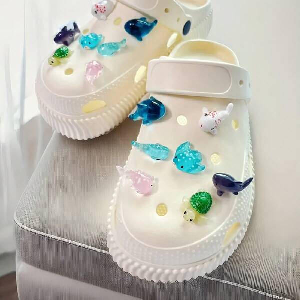 7 Piezas Lindos Encantos de Animales Marinos para Zapatos - Peces, Ballenas, Tiburones de Colores, Accesorios Desmontables DIY, Adecuados para Zuecos, Sandalias, Bolsas de Playa y Pantuflas - Decoraciones de Material ABS Duradero, Encantos para Zapatos, Adornos para Pantuflas, Diseño Encantador y Divertido, Colgantes Texturizados