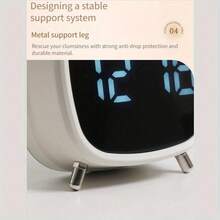 ساعة منبه صغيرة الحجم ذات صوت عالٍ وتصميم أنيق، تعمل بالبطارية والشحن عبر USB، مناسبة للاستخدام في غرفة المعيشة والنوم والمكتب، وتصلح كهدية لمناسبات الشكر والميلاد، ديكور منزلي