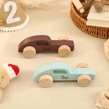 1 szt. Spersonalizowany drewniany samochodzik, mały samochodzik z napędem bezwładnościowym w stylu vintage, możliwość personalizacji imienia, drewniany samochodzik, list dla przyjaciół, krewnych, dzieci - Wielokolorowe - Zobacz 4