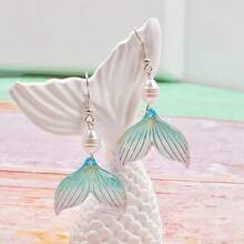1 对海岸海滩度假风格时尚珍珠和亚克力美人鱼吊坠耳环，适合海滩度假和日常佩戴