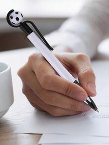 4支/6支旋转按压圆珠笔。适用范围：学生笔记、办公书写、足球迷创意生日礼物、男女实用文具、足球赛事周边纪念品。返校季