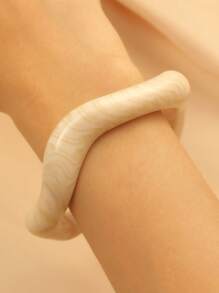 1 Stück elegantes und einzigartiges mehrfarbiges offenes Armband für Frauen, modischer Schmuckzubehör mit asymmetrischer welliger Linie und Farbverlauf aus Harz, hervorragend für den täglichen Gebrauch, am Strand, zum Reisen und als Geschenk