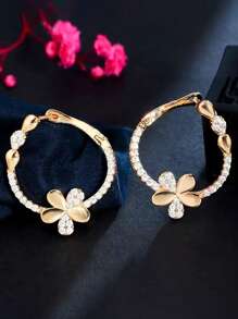 1 par de elegantes y estilosos pendientes de aro con diseño floral, enchapados en oro de 18k con circonitas cúbicas incrustadas, un exquisito accesorio brillante adecuado para uso diario de la mujer, ceremonias de boda y regalos conmemorativos