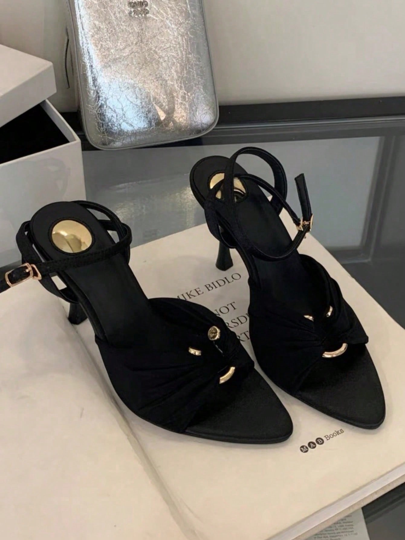 كعب عالي مدبب مزين بإبزيم معدني جديد لصيف 2025، كع...