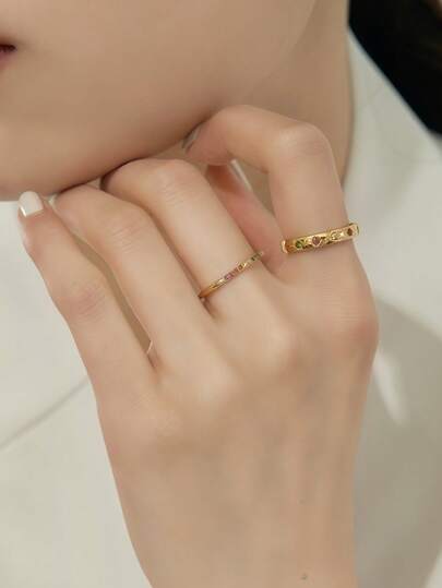 Anillo de moda minimalista con estrellas de circonita cúbica de colores en tono dorado delicado