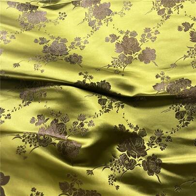 一块带有花卉图案的锦缎丝绸提花面料是用于缝制手工艺品的优质面料