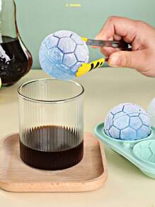 1 Stück 4 Kammern 3D Sphärisches Fußball Basketball Silikon Eiswürfelform, Schwarz, Kaffee, Olivgrün Farben, Eiswürfelmaschine für Kühlschrank, großes Volumen, einfache Entnahme, praktische Eisherstellung, versiegelte Verpackung, mit Deckel, Küchenartikel