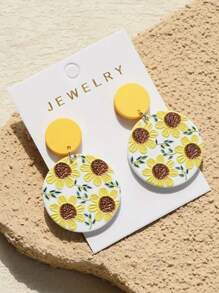 Un paio di orecchini pendenti a forma di girasole, gioielli estivi rotondi, un regalo per le signore, per il compleanno di un'amica, per la stagione di laurea e per la stagione di rientro a scuola