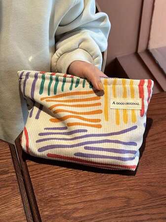 1 件女士灯芯绒化妆包（不含小鸡吊坠）、大容量洗漱包、彩色条纹手拿包、便携式旅行收纳包、多功能沙滩包、化妆品收纳包、艺术色块图案、日常通勤、度假必备、送给她、妈妈、朋友、生日的时尚礼物。