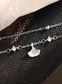 Armband aus Sterling Silber mit eingearbeiteten Strass-Ginkgoblättern, kleines apricot-farbenes Glücksarmband als Doppelschicht Perlenarmband, Mori Stil Blätter künstlerischer Stil und elegante Frauen