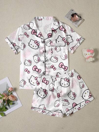 Sanrio Conjunto de pijama de 3 piezas de seda con diseño de Hello Kitty, compuesto por 97% poliéster y 3% elastano, con top de manga corta con botón adelante y cuello, bolsillo frontal con botón y adorno a contraste, de la marca Sanrio