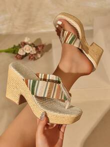 女式绳编装饰波西米亚风格仿绳鞋底人字坡跟厚底凉鞋。时尚春夏一体式厚底凉鞋。适合日常穿着、派对、度假、聚会、宴会、舞会、婚礼、时装秀。可搭配吊带背心、T恤、衬衫、比基尼、短裙、连衣裙、短裤。 - 彩色 - 查看 2
