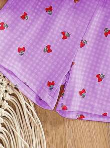 Conjunto de 2 piezas para niñas: Top con chaleco sin mangas con estampado de fresa a cuadros, lazo 3D, parche y volantes + pantalones cortos, adecuado para uso casual, deportivo, de vacaciones y fiestas en verano