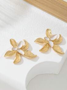 1 Pair Elegant & Charming White Enamel Layered Asymmetrical Floral Stud Earrings, Suitable For Vacation, Casual, Date, Party Wear