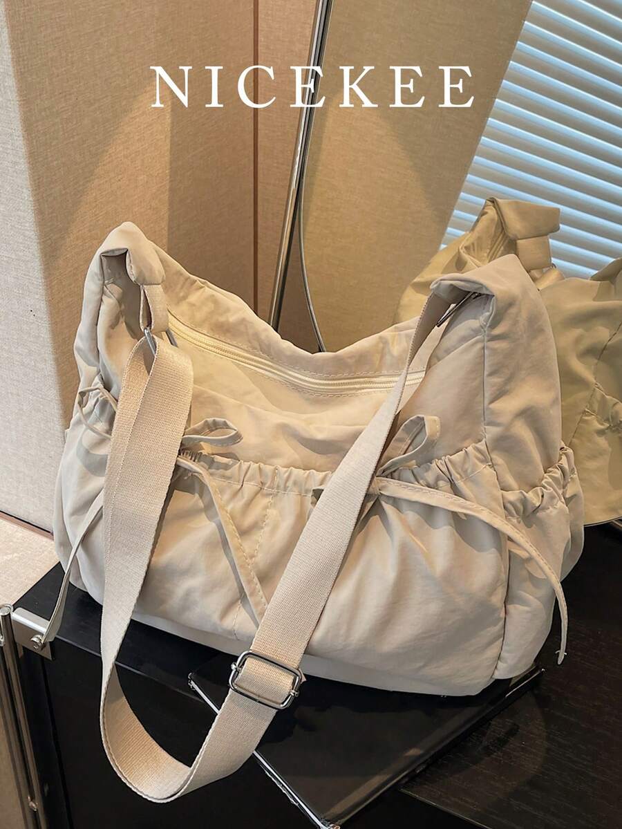 这款休闲简约的轻便女士斜挎包采用独特的褶皱设计,饰有蝴蝶结,容量大,方便上学、上班通勤,也可作为女士斜挎包使用。可爱的蝴蝶结斜挎包,是女性的必备单品。 - 米色 - 查看 1