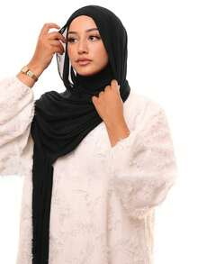 1件装女士经典休闲套头雪纺围巾，纯色舒适透气人造丝面料，可作颈巾或头巾使用，多功能一体式头巾，适合日常穿着。 - 黑色 - 查看 3