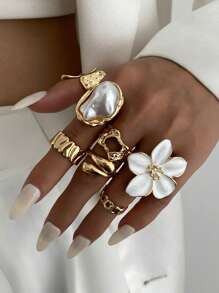 7 pièces/set Bagues rétro créatives en métal doré avec fleur et design de strass, bagues décorées de faux perles élégantes, bagues épaisses de style punk simple pouvant être portées seules ou empilées, convenant à la décoration quotidienne des femmes, assortiment de tenues, rendez-vous, fêtes, cadeaux de vacances