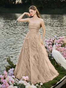 Faeriesty 浪漫无肩带婚纱，层叠荷叶边薄纱裙摆，A字廓形，适合经典婚礼、毕业典礼、晚宴等场合。 - 卡其色 - 查看 5