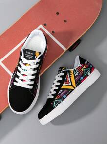 Zapatillas de skate asimétricas versátiles con estampado aleatorio y cordones frontales para hombre, estilo de moda de nicho callejero, adecuado para adolescentes, uso en exteriores, tenis casuales para cualquier temporada, modelo para parejas, gimnasio