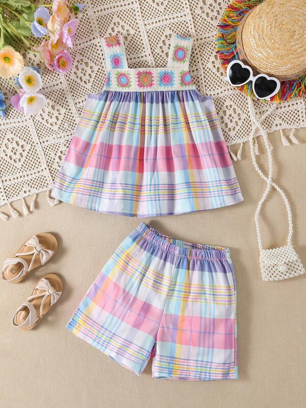 Set di ragazze con top in tessuto scozzese colorato e pantaloncini comodi, outfit estivo alla moda e carino
