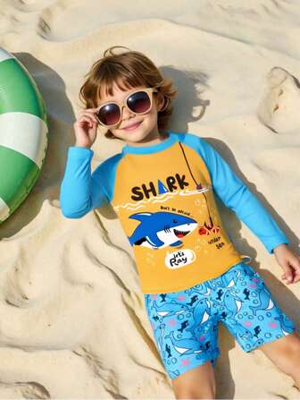 2 件套男孩卡通鲨鱼泳衣套装 - 长袖黄色上衣和松紧腰蓝色短裤，弹力快干面料，“鲨鱼游戏”设计，非常适合夏日海滩乐趣
