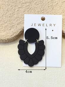 1 对女士抽象花卉造型黑色哑光陶瓷纹理镂空设计优雅个性化精雕亚克力耳环