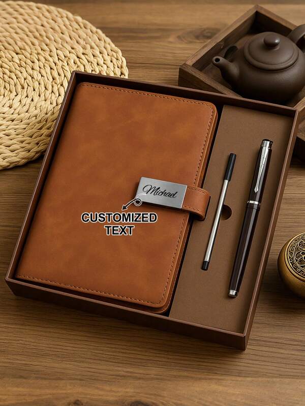 1 pezzo/set, diario in pelle personalizzato A5 con taccuino e set da penna, personalizzabile con nomi, perfetto per la stagione di laurea, nuovi lavori, regali per insegnanti, forniture per ufficio, taglia da viaggio, moderno, colorato, carino, vintage, cartone animato, kawaii, personalizzato, unico, per lavoratori, clienti, studenti, per affari/lavoro/ufficio, per la scuola, forniture scolastiche, ritorno a scuola, per l'ufficio, per l'aula, per regali per insegnanti, per l'università, per i colleghi, per camere da letto, per insegnanti, per ragazzi e ragazze, per adolescenti, studenti di scuola media inferiore, studenti di scuola media superiore, studenti universitari, matricole, studenti di secondo anno, classi inferiori