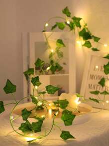 1 Peça de Corda de Luzes com Folhas de Vinha Verde Maple. A Corda de Luzes com Folhas de Vinha Verde vem nos comprimentos de 2M, 5M e 10M, com 20, 50 ou 100 lâmpadas de LED. Possui uma luz quente e é do tipo alimentado por bateria (baterias não inclusas). É adequado para decoração de parede, festas, casamentos, quartos, mesas e decoração doméstica interna.