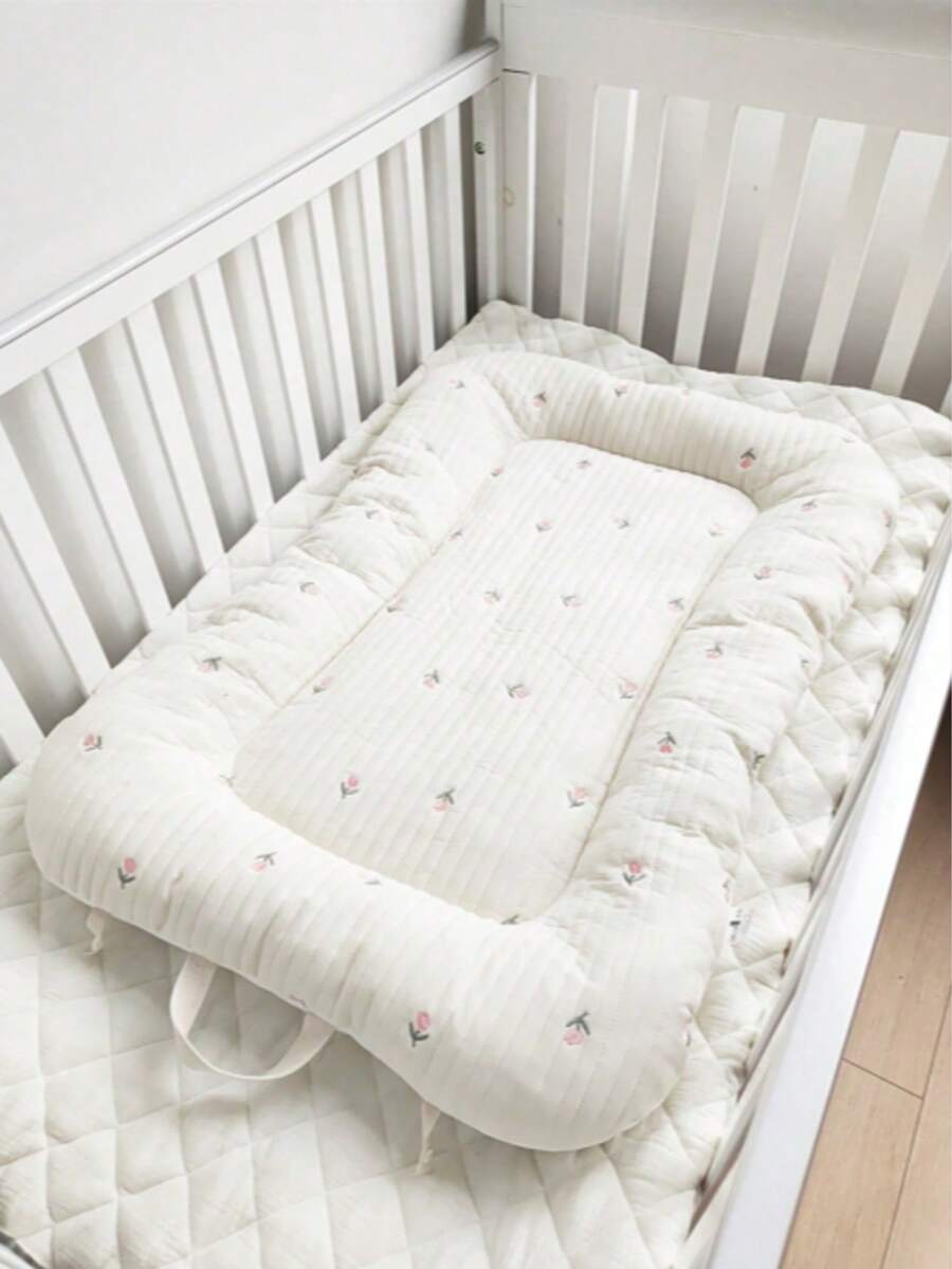 1 件便携式绗缝刺绣图案床边婴儿床、婴儿窝、午睡垫 - 米色 - 查看 1