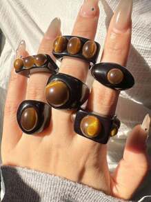 Bague large asymétrique en résine noire avec un motif géométrique de faux œil de tigre rétro. Bijou empilable de mode européenne et américaine pour femme. Excellent cadeau pour les amis.
