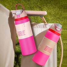 OwaIa Rose Red Large Capacity 32OZ/945ml One Hand Press Open Lid Sports Kettle - Double Drink Stainless Steel Outdoor Sports Kettle With Straw, Double Insulated 100% Leak-Proof Vacuum Bottle, Frosted Non-Slip Travel Cup - Large Capacity 32OZ/945ml - Perfect For Sports Gym, Hiking, Car, Beach Or Outdoor Adventure - 玫紅色 - 查看 1