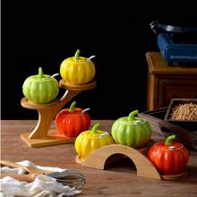 这些精美的陶瓷调味容器不仅实用，更能为餐桌增添一抹优雅。每个容器都经过精心设计，表面光滑细腻，色彩丰富多样，有些甚至饰有手绘图案或金色饰边。