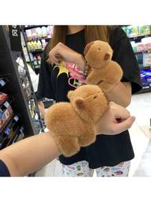 可爱的水豚毛绒玩具，配有拍手环，创意设计，可佩戴在手腕上，是送给朋友的独特圣诞节和新年礼物。关键词：水豚，玩偶，圣诞节，水豚服装，趣味毛绒玩具 - 彩色 - 查看 3