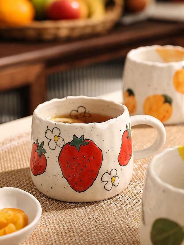 1 Stück Neue Landhausstil kreative handbemalte Erdbeere Keramikbecher, hochwertige Frühstück Milchtasse, Nachmittags Tee Kaffeetasse, Eisbecher Matcha Tasse, Zuhause Wassertasse mit niedlichen Erdbeeren und Blumen Elementen, passend als Geburtstagsgeschenk, Festival Geschenk für Freunde, Schulanfang