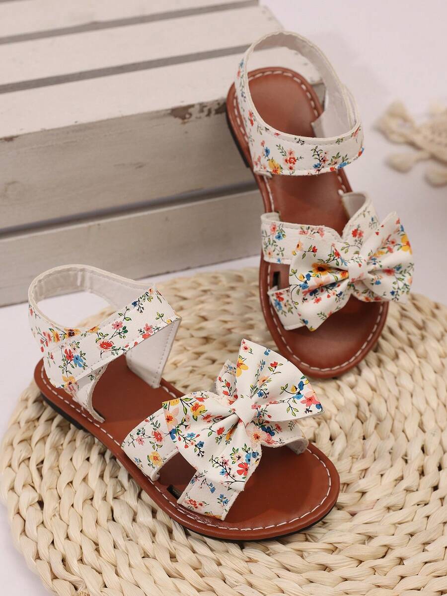 1 双加大码 2025 新款时尚百搭花卉印花女童珍珠和水钻蝴蝶结装饰可爱平底凉鞋，圆头，适合春秋季休闲、跳舞、户外穿着，闪光装饰包头公主鞋 - 米色 - 查看 1