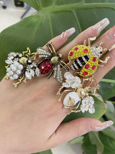 1 pieza Anillo abierto personalizado de la serie de insectos mariquita y abeja con cristal artificial, circonita, perla, estilo punk rock de aleación, un regalo de joyería versátil para amigos, hermanos, compañeros de clase, adecuado para hombres y mujeres (El anillo rojo con estilo vintage es una versión desgastada con una banda de anillo abierto ajustable, hecho de material de aleación suave y fácil de ajustar)