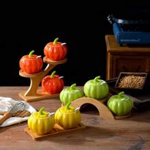 这些精美的陶瓷调味容器不仅实用，更能为餐桌增添一抹优雅。每个容器都经过精心设计，表面光滑细腻，色彩丰富多样，有些甚至饰有手绘图案或金色饰边。