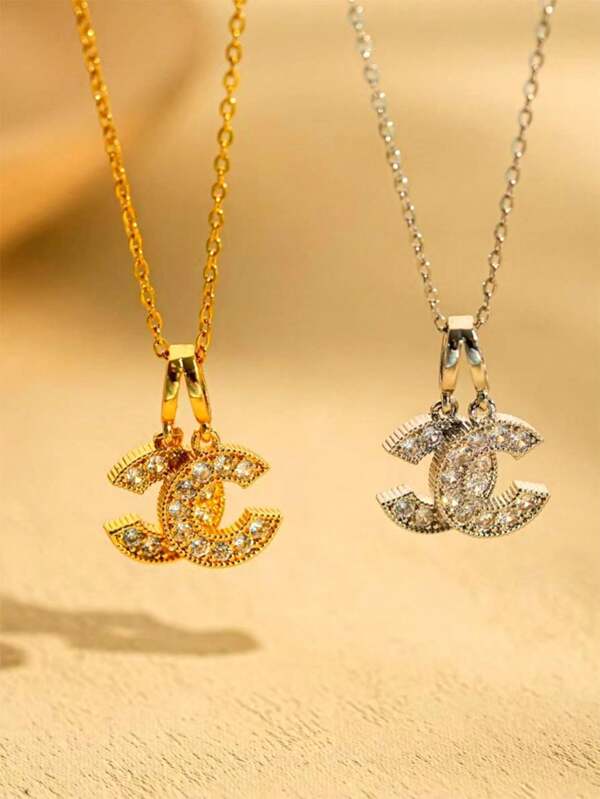 Charme de Luxo Leve, 1 Peça Colar Pendente com Letras Cs Duplas Totalmente Encrustado de Strass, Perfeito para Mulheres Estilosas, Um Acessório Sofisticado Versátil para o Uso Diário e Um Presente Ideal para o Dia dos Namorados.