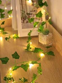 1 Peça de Corda de Luzes com Folhas de Vinha Verde Maple. A Corda de Luzes com Folhas de Vinha Verde vem nos comprimentos de 2M, 5M e 10M, com 20, 50 ou 100 lâmpadas de LED. Possui uma luz quente e é do tipo alimentado por bateria (baterias não inclusas). É adequado para decoração de parede, festas, casamentos, quartos, mesas e decoração doméstica interna.