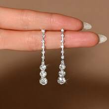 1 对时尚长泪珠水钻耳环，适合女性日常佩戴
