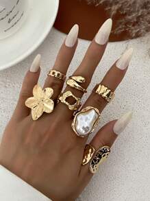 7 pièces/set Bagues rétro créatives en métal doré avec fleur et design de strass, bagues décorées de faux perles élégantes, bagues épaisses de style punk simple pouvant être portées seules ou empilées, convenant à la décoration quotidienne des femmes, assortiment de tenues, rendez-vous, fêtes, cadeaux de vacances