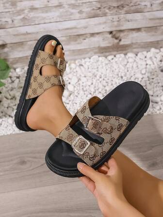 女士凉鞋，时尚舒适，度假休闲，厚底休闲，度假，沙滩，凉鞋。扣环设计体现了根据脚型调节扣环的便捷性，配色设计为整体外观增添了独特的质感。舒适的厚底设计不会让您的双脚在长途行走后感到疲倦，非常适合女性穿着。