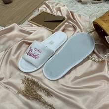 Dép hở mũi in logo tiệc độc thân cho nữ, chất liệu vải nỉ san hô trắng, đế EVA dày 6mm thoải mái, giày dùng một lần cho phù dâu - cô dâu hồng - Xem 5